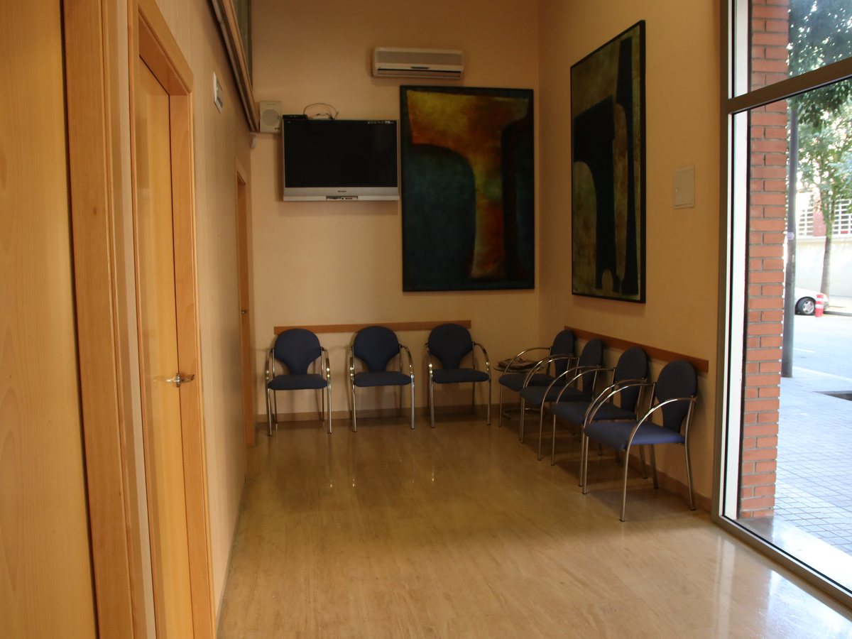 Sala de espera junto al ventanal