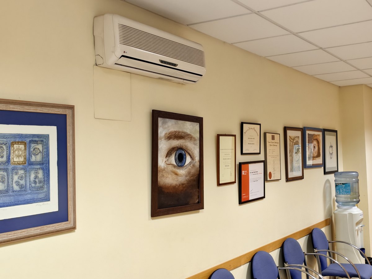 Sala de espera de oftalmología con los títulos del Dr. Cano